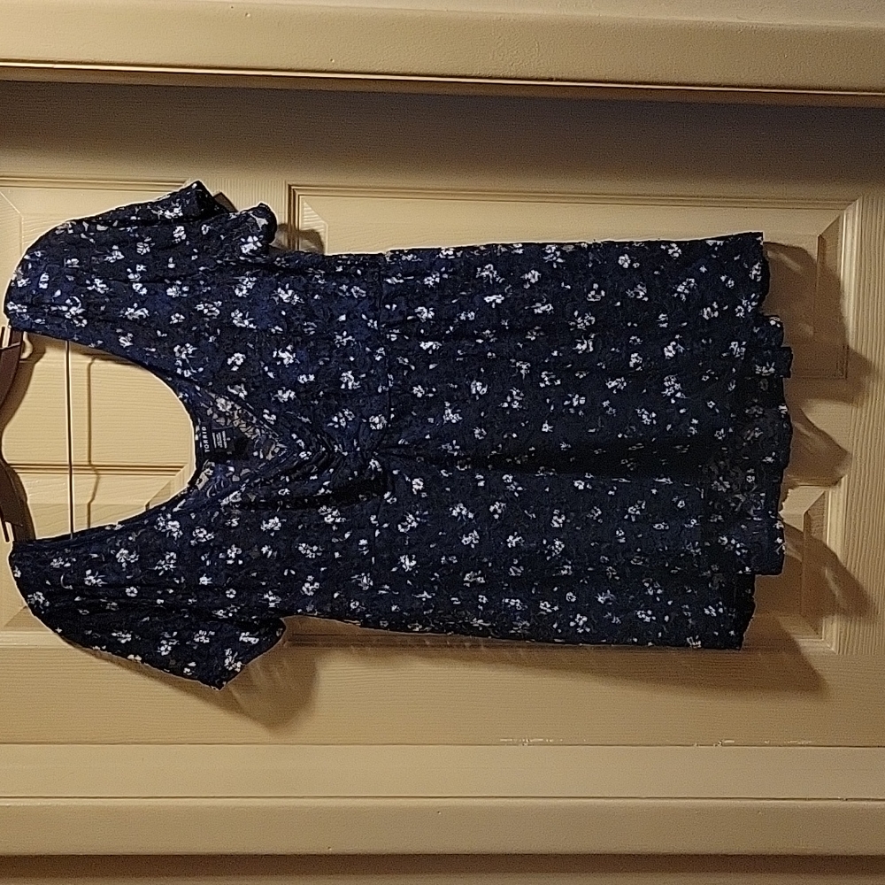 🌻 Torrid lace floral babydoll top with ruching and high/low style - Size 0